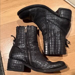 Black Crocodile Pattern Ankle Boots